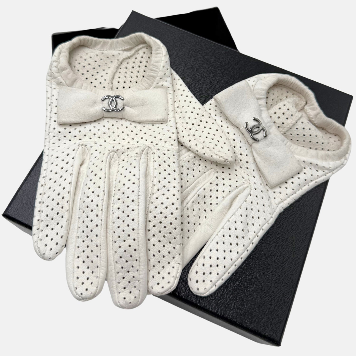 Bow Gloves in White Perforated Lambskin