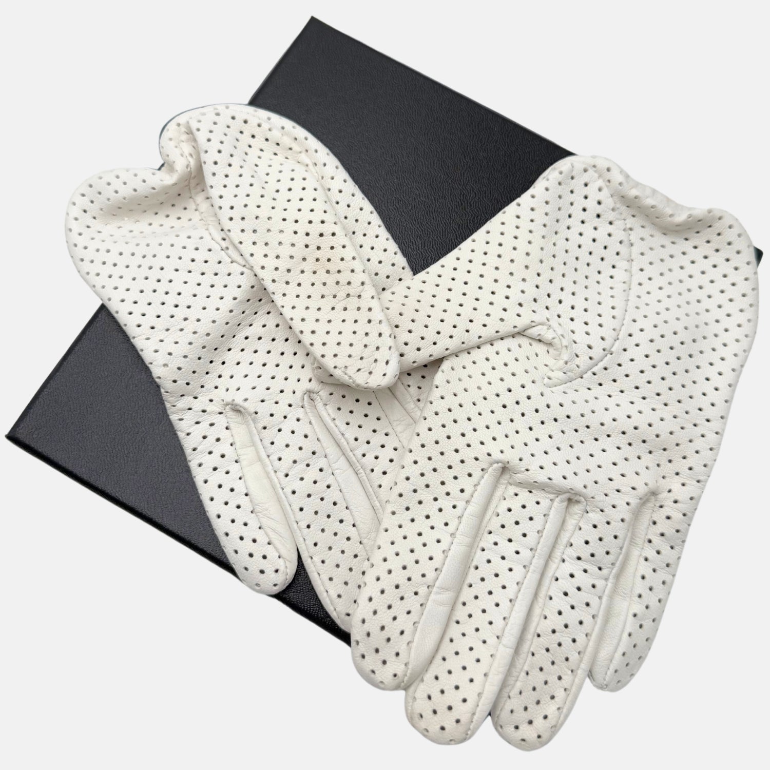 Bow Gloves in White Perforated Lambskin