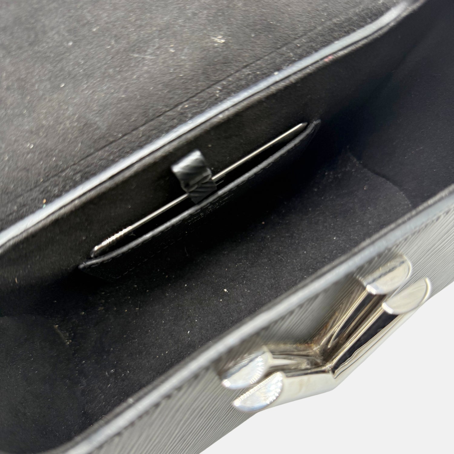 Twist MM Black Epi Leather